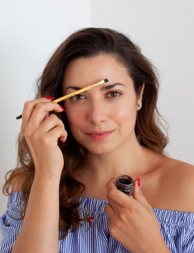 Mujer usando balsamo natural y organico para fortalecer y pintar cejas Brownie