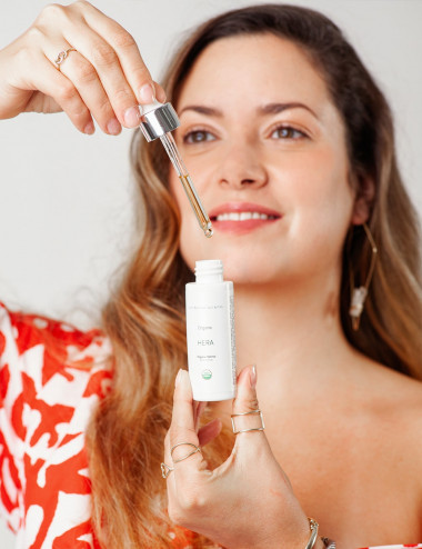 Mujer usando serum facial alternativa natural y organica al retinol para arrugas y lineas de expresion Hera