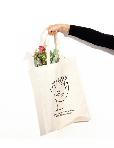 Mujer sosteniendo bolsa de tocuyo