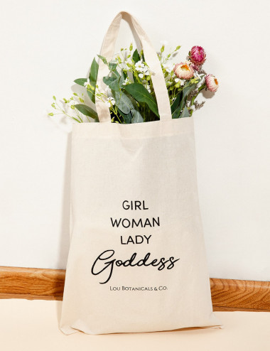 Mujer sosteniendo bolsa de tocuyo