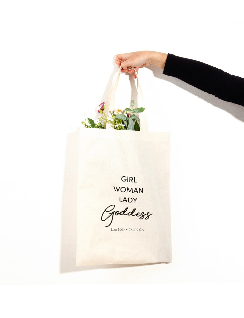 Mujer sosteniendo bolsa de tocuyo Mujer sosteniendo bolsa de tocuyo