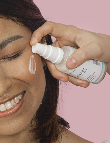 Mujer usando crema facial Calypso con Colageno Marino Niacinamida Acido Hialuronico Manzanilla y Regaliz que hidrata tu piel