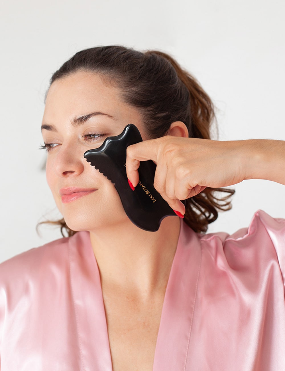 Masaje facial con top piedra gua sha